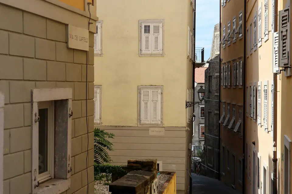 Il Canal Grande di Trieste con le barche ormeggiate e, sullo sfondo, la facciata neoclassica della chiesa di Sant’Antonio Taumaturgo
