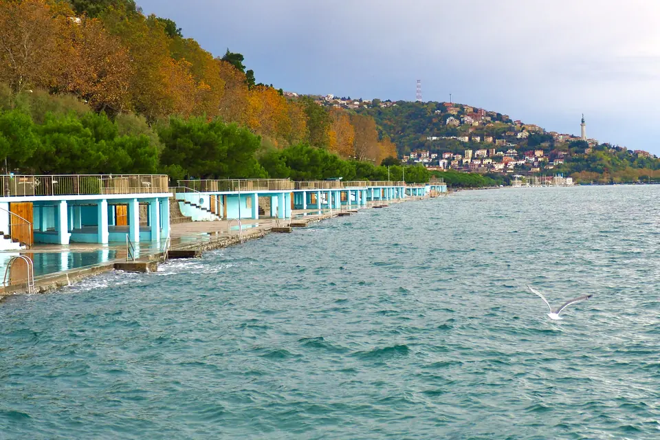 Il lungomare di Barcola con i Topolini sul mare e il golfo di Trieste al tramonto