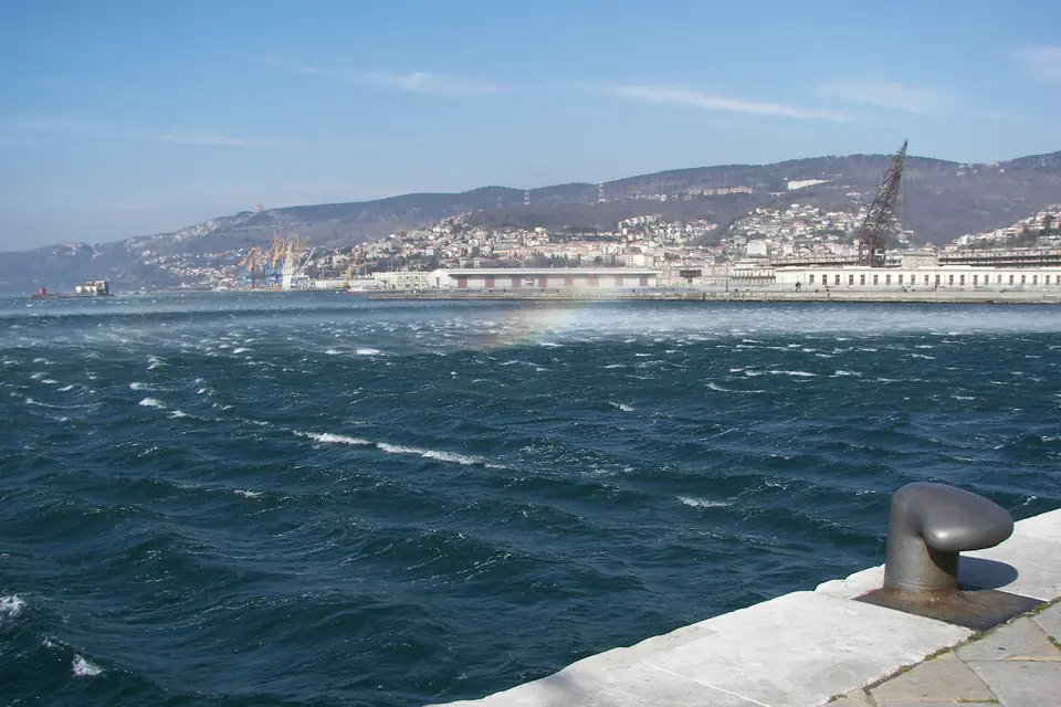 Le rive di Trieste in una giornata di Bora, con il mare increspato e il cielo limpido sopra il golfo