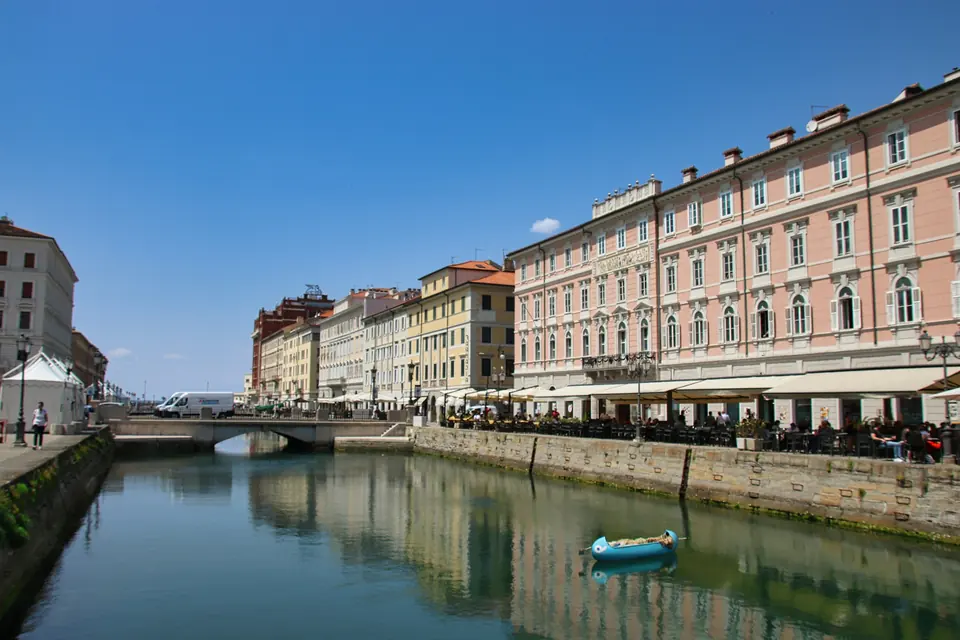 Il Canal Grande di Trieste con le barche ormeggiate e la chiesa di Sant’Antonio Taumaturgo sul fondo