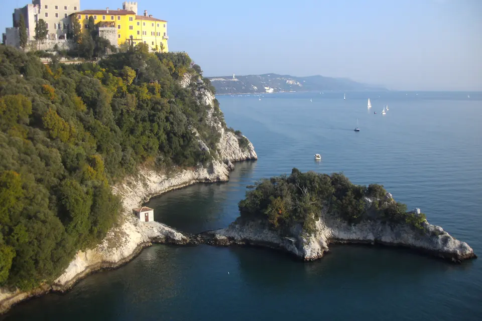 Il Castello di Duino sulla scogliera bianca a picco sul mare
