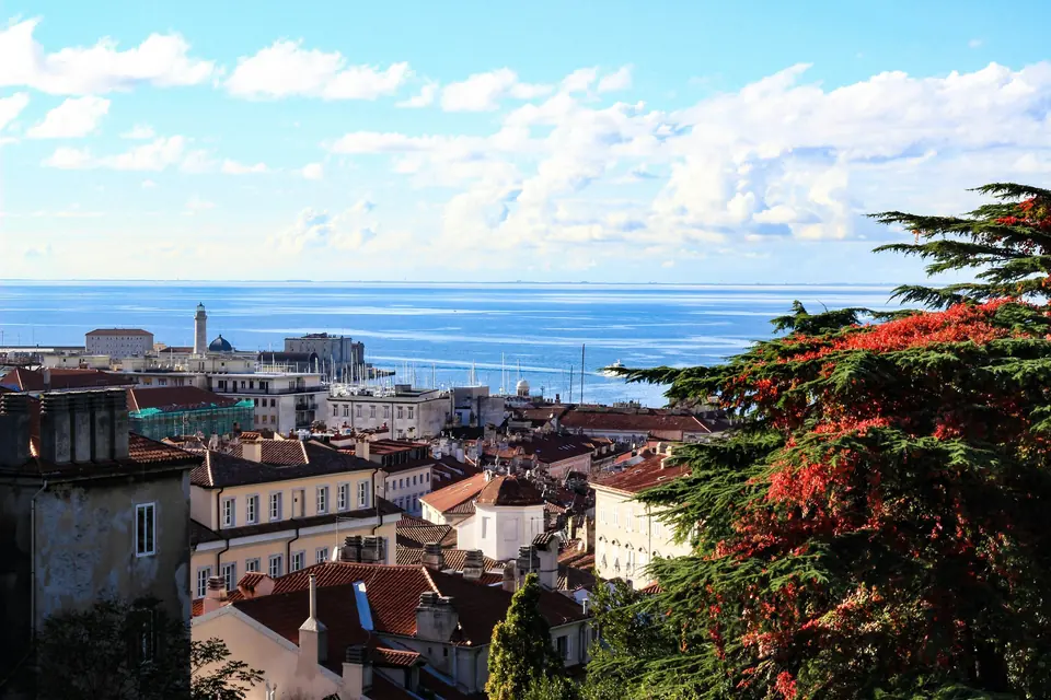 Piazza Unità d’Italia vista dal Molo Audace, con i palazzi affacciati sul mare