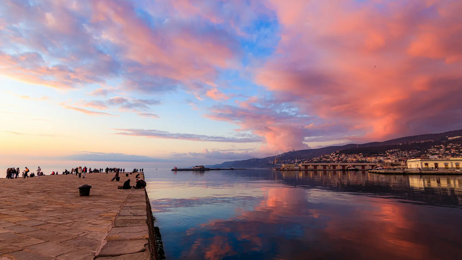 Trieste vista dal mare, con le rive e Piazza Unità d’Italia