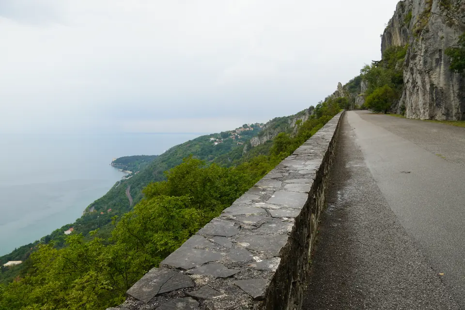 Sentiero a strapiombo sul Carso con il golfo di Trieste sullo sfondo