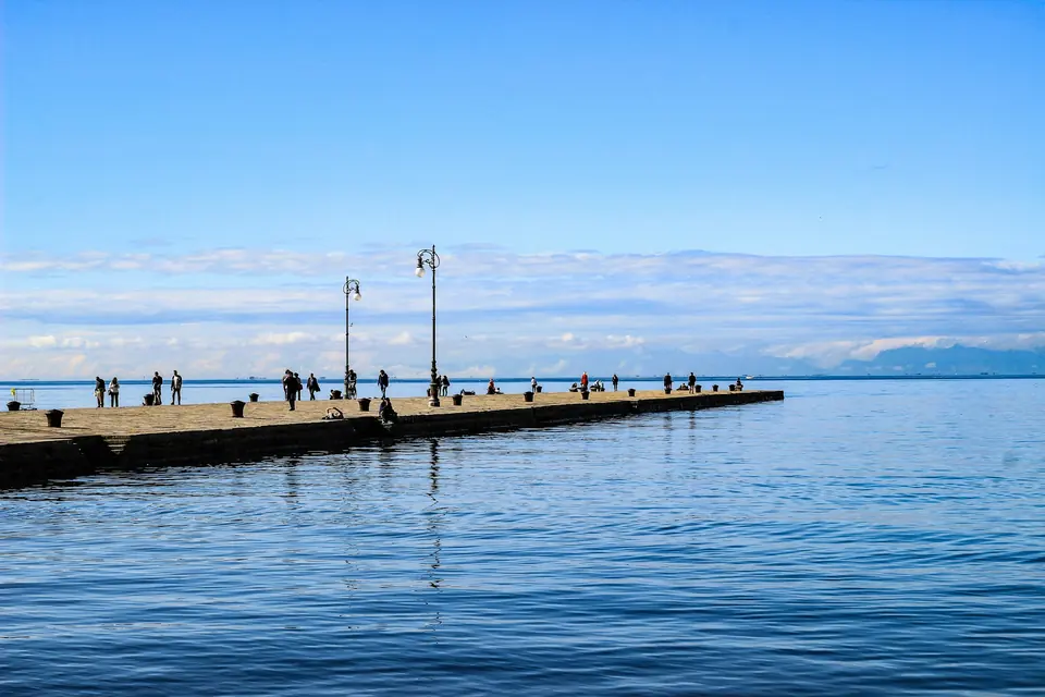 Il Molo Audace al tramonto, con le bitte d’ormeggio in primo piano e il golfo di Trieste sullo sfondo