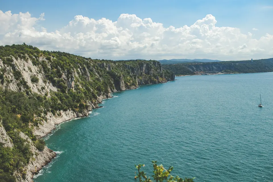 La costa alta e calcarea del Carso a picco su un mare verde smeraldo