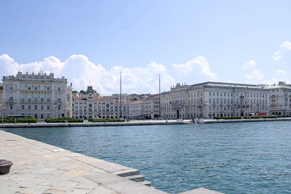 I palazzi di Piazza Unità d’Italia affacciati sul mare, visti dalle rive