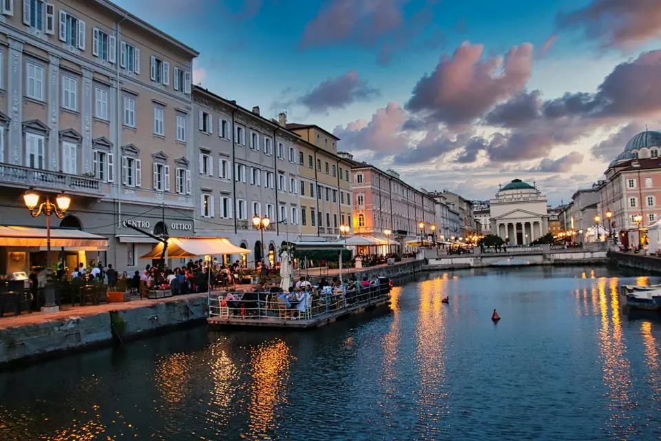 Il Canal Grande all’imbrunire, con i locali illuminati e la chiesa di Sant’Antonio Taumaturgo sul fondo
