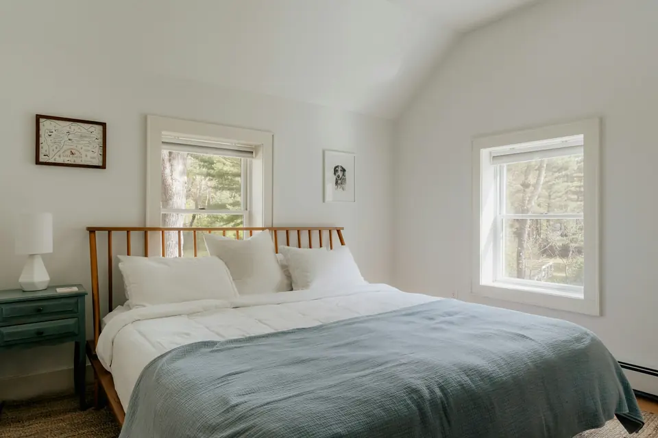 Camera Bora: letto matrimoniale con biancheria chiara e luce naturale