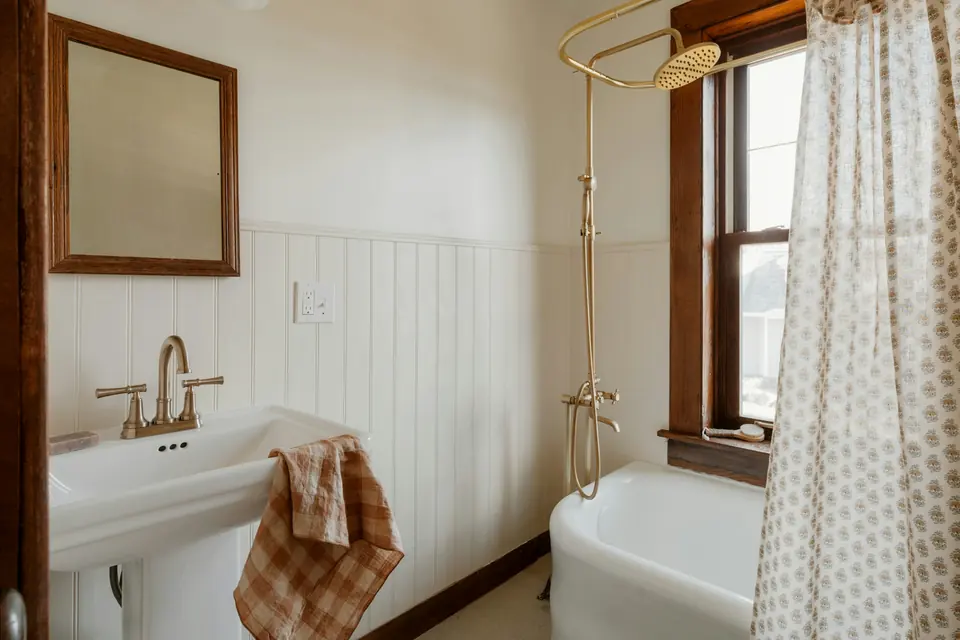Bagno della Camera Carso con vasca, doccia e lavabo