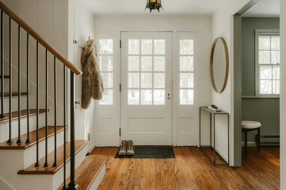 Ingresso luminoso con scala in legno