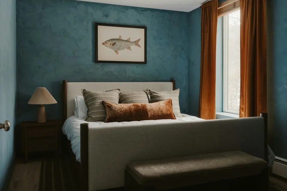 Camera Miramare: letto matrimoniale grande con accenti blu
