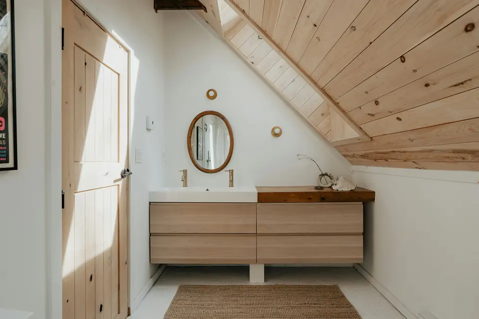 Bagno della Camera Miramare sotto il soffitto mansardato in legno